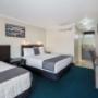 Guest room with double bed(s)
