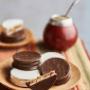alfajores y yerba mate