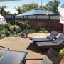 Garden/courtyard, sun-loungers, table