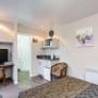 Guest room with queen bed